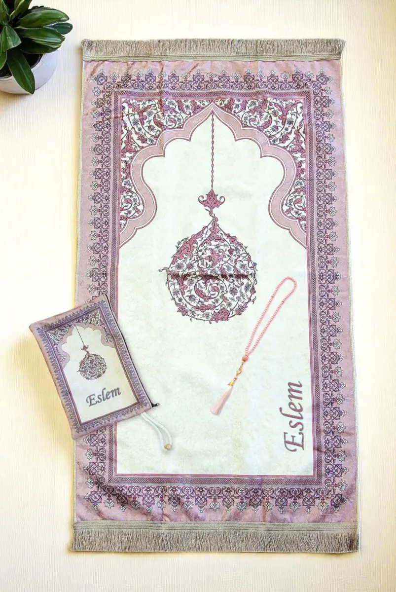 Nakış İşlemeli İsimli Kadife İpek Dokulu Mihrap Desenli Keseli İnci Tesbihli Seccade Fuşya - 1