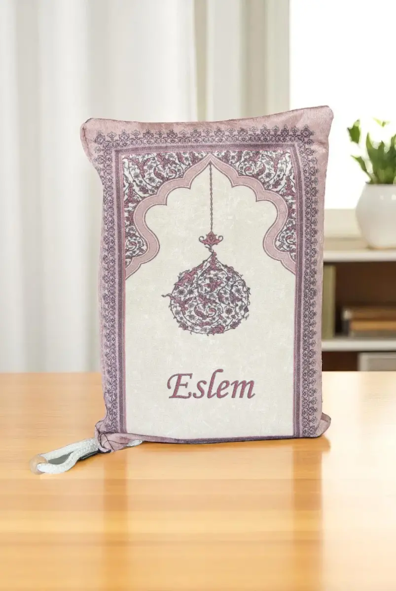 Nakış İşlemeli İsimli Kadife İpek Dokulu Mihrap Desenli Keseli İnci Tesbihli Seccade Fuşya - 2