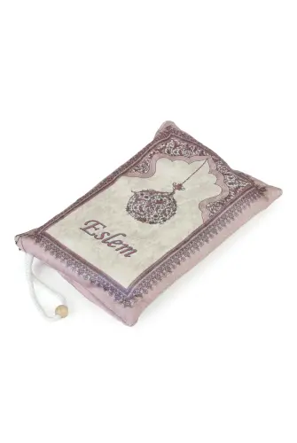 Nakış İşlemeli İsimli Kadife İpek Dokulu Mihrap Desenli Keseli İnci Tesbihli Seccade Fuşya - 7