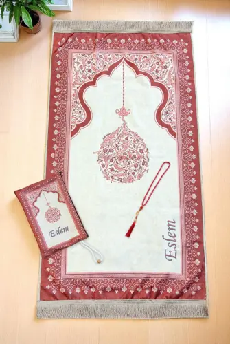 Nakış İşlemeli İsimli Kadife İpek Dokulu Mihrap Desenli Keseli İnci Tesbihli Seccade Kırmızı 