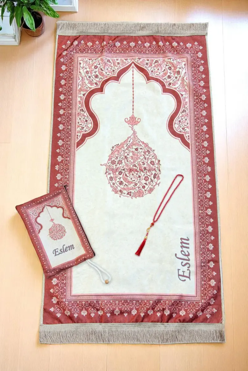 Nakış İşlemeli İsimli Kadife İpek Dokulu Mihrap Desenli Keseli İnci Tesbihli Seccade Kırmızı - 1