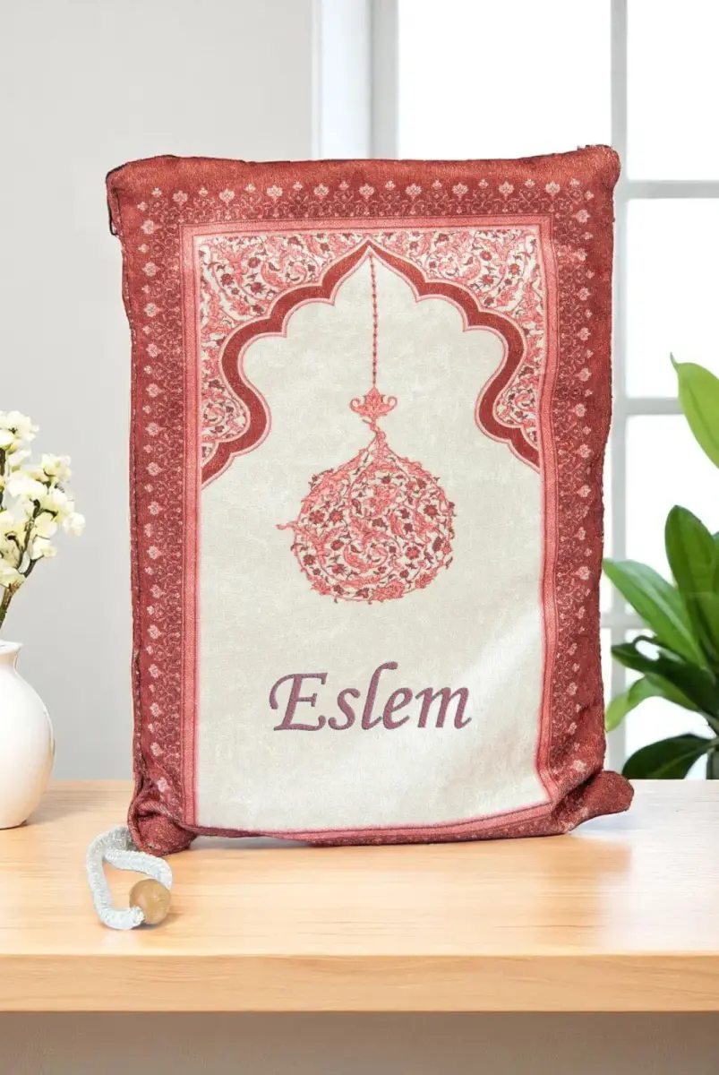 Nakış İşlemeli İsimli Kadife İpek Dokulu Mihrap Desenli Keseli İnci Tesbihli Seccade Kırmızı - 2