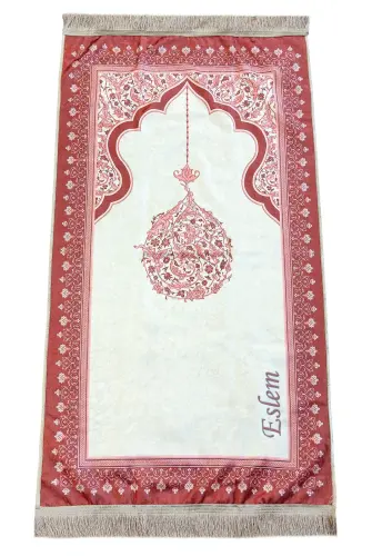 Nakış İşlemeli İsimli Kadife İpek Dokulu Mihrap Desenli Keseli İnci Tesbihli Seccade Kırmızı - 3