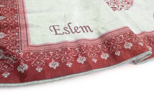 Nakış İşlemeli İsimli Kadife İpek Dokulu Mihrap Desenli Keseli İnci Tesbihli Seccade Kırmızı - 4