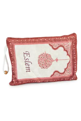 Nakış İşlemeli İsimli Kadife İpek Dokulu Mihrap Desenli Keseli İnci Tesbihli Seccade Kırmızı - 7