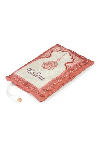Nakış İşlemeli İsimli Kadife İpek Dokulu Mihrap Desenli Keseli İnci Tesbihli Seccade Kırmızı - 8