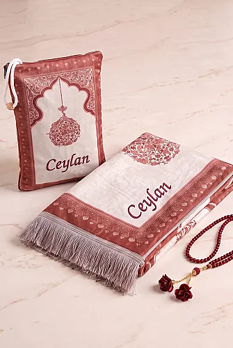 Nakış İşlemeli İsimli Kadife İpek Dokulu Mihrap Desenli Keseli İnci Tesbihli Seccade Kırmızı - ihvanonline