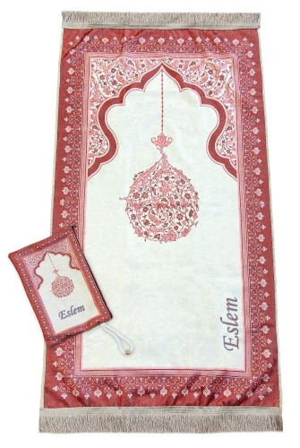 Nakış İşlemeli İsimli Kadife İpek Dokulu Mihrap Desenli Keseli İnci Tesbihli Seccade Kırmızı - 3
