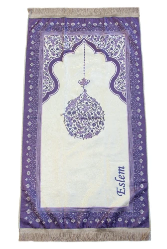 Nakış İşlemeli İsimli Kadife İpek Dokulu Mihrap Desenli Keseli İnci Tesbihli Seccade Mor - 5