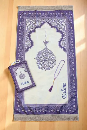 Nakış İşlemeli İsimli Kadife İpek Dokulu Mihrap Desenli Keseli İnci Tesbihli Seccade Mor 