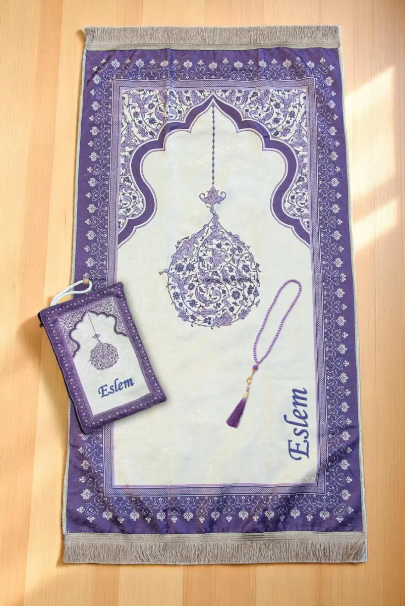 Nakış İşlemeli İsimli Kadife İpek Dokulu Mihrap Desenli Keseli İnci Tesbihli Seccade Mor - 1