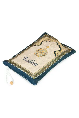 Nakış İşlemeli İsimli Kadife İpek Dokulu Mihrap Desenli Keseli İnci Tesbihli Seccade Sarı - 7