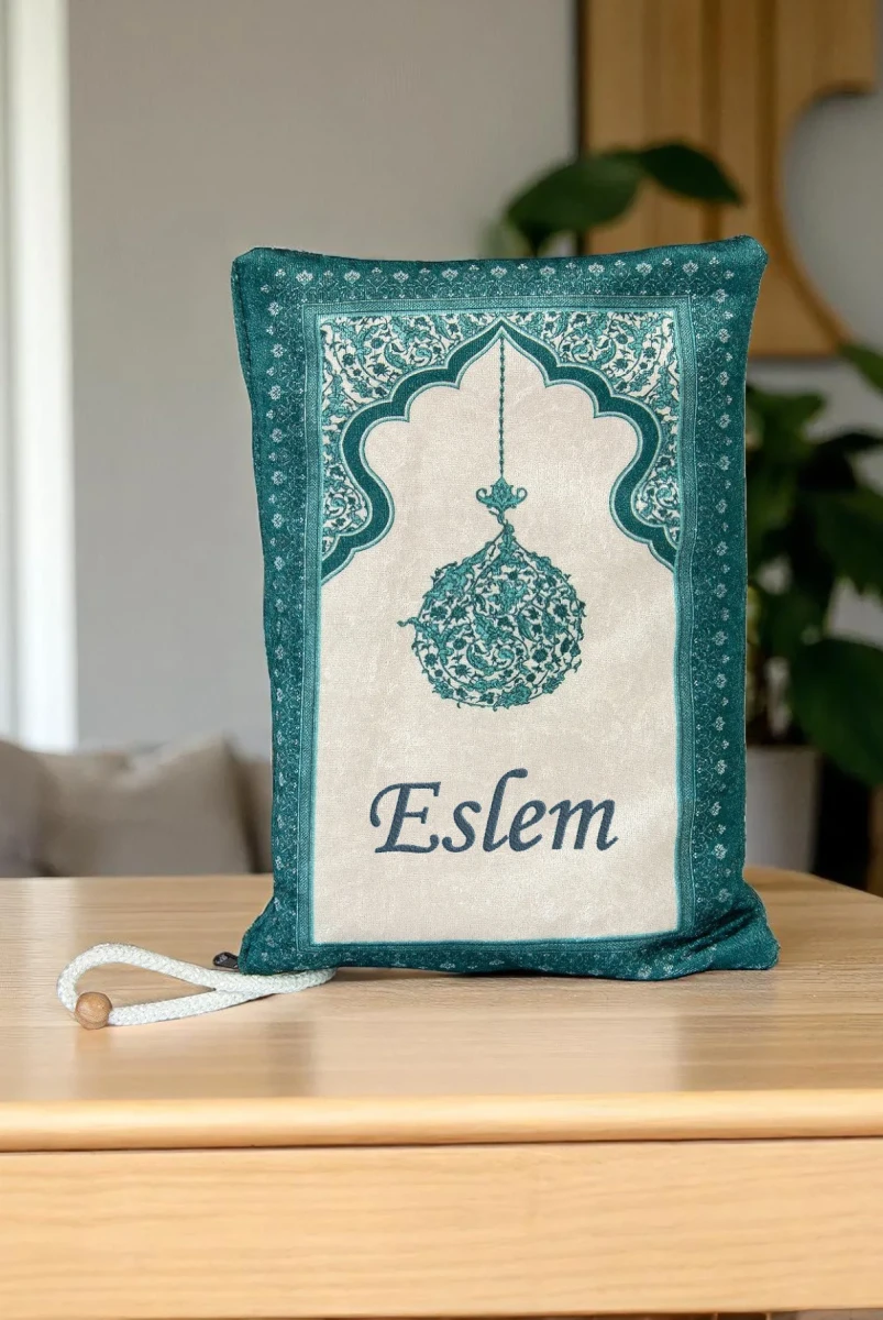 Nakış İşlemeli İsimli Kadife İpek Dokulu Mihrap Desenli Keseli İnci Tesbihli Seccade Yeşil - 2