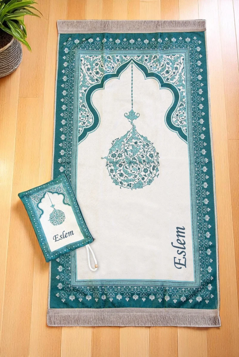 Nakış İşlemeli İsimli Kadife İpek Dokulu Mihrap Desenli Keseli İnci Tesbihli Seccade Yeşil - 1