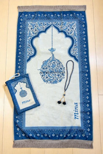 Nakış İşlemeli İsimli Kadife İpek Dokulu Mihrap Desenli Keseli İnci Tesbihli Seccade Mavi - 1