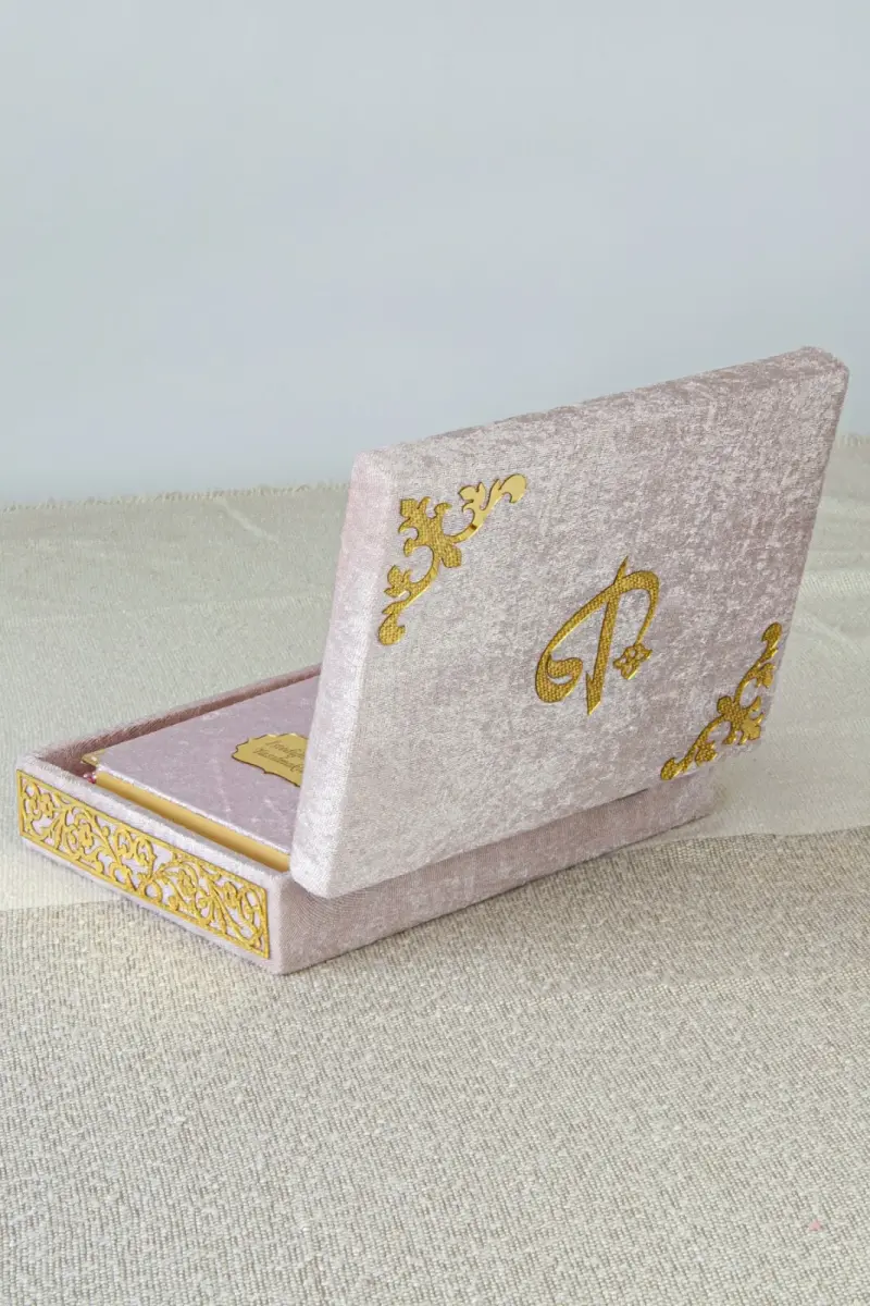 Özel Elif Vav Pleksi Süslemeli Hediyelik İsimli Kadife Kaplı Sandıklı Kuranı Kerim Seti Pudra - 4