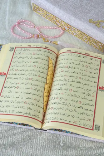 Özel Elif Vav Pleksi Süslemeli Hediyelik İsimli Kadife Kaplı Sandıklı Kuranı Kerim Seti Pudra - 5