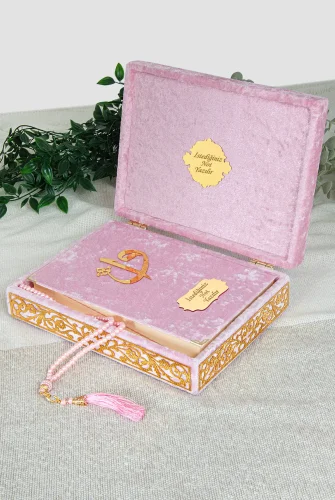 Özel Elif Vav Pleksi Süslemeli Hediyelik İsimli Kadife Kaplı Sandıklı Kuranı Kerim Seti Pudra - ihvanonline (1)