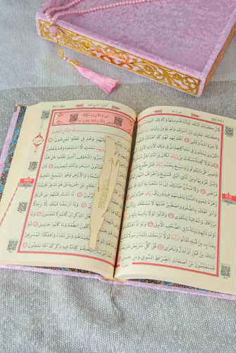 Özel Elif Vav Pleksi Süslemeli Hediyelik İsimli Kadife Kaplı Sandıklı Kuranı Kerim Seti Pudra - 5