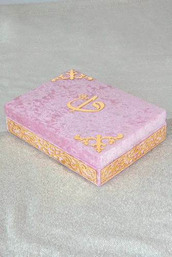 Özel Elif Vav Pleksi Süslemeli Hediyelik İsimli Kadife Kaplı Sandıklı Kuranı Kerim Seti Pudra - 4