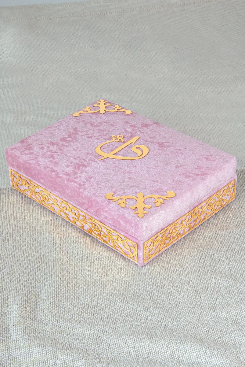 Özel Elif Vav Pleksi Süslemeli Hediyelik İsimli Kadife Kaplı Sandıklı Kuranı Kerim Seti Pudra - 4