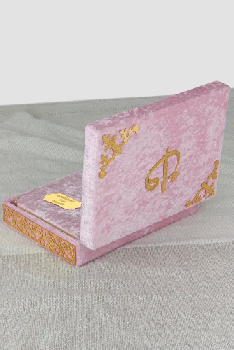 Özel Elif Vav Pleksi Süslemeli Hediyelik İsimli Kadife Kaplı Sandıklı Kuranı Kerim Seti Pudra - 3