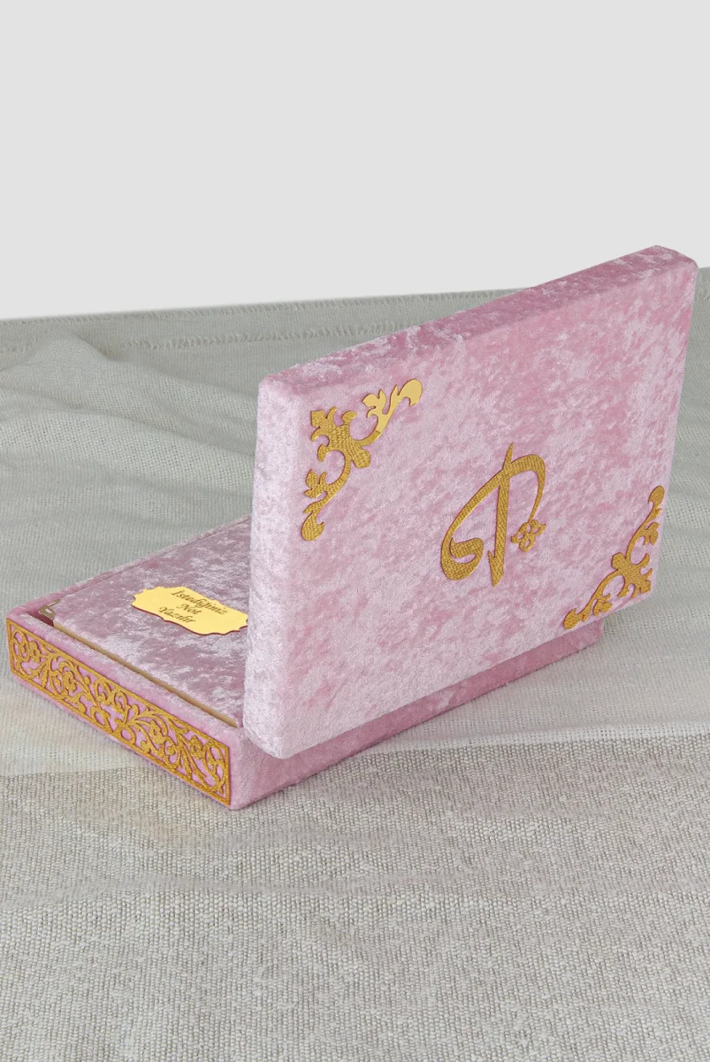 Özel Elif Vav Pleksi Süslemeli Hediyelik İsimli Kadife Kaplı Sandıklı Kuranı Kerim Seti Pudra - 3