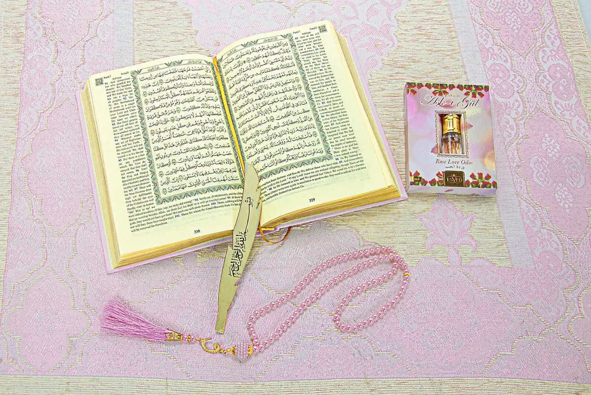 Quran with English Meaning and Medina Calligraphy and Prayer Rug Set Pink - 4