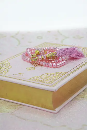 Quran with English Meaning and Medina Calligraphy and Prayer Rug Set Pink - 6
