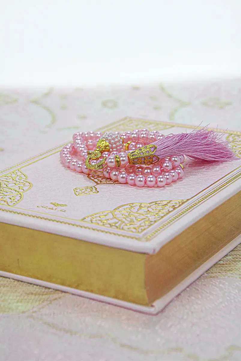 Quran with English Meaning and Medina Calligraphy and Prayer Rug Set Pink - 6