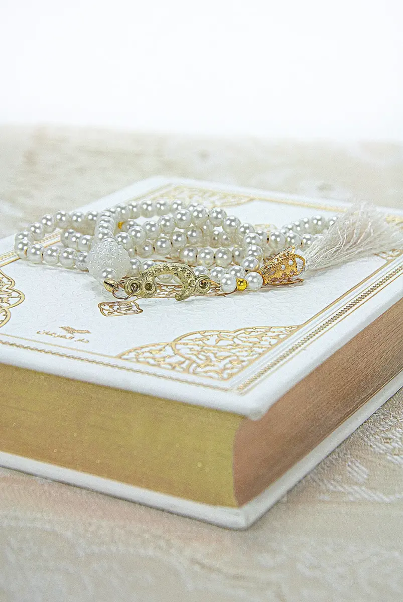 Quran with French Meaning and Medina Calligraphy and Prayer Rug Set White - 4