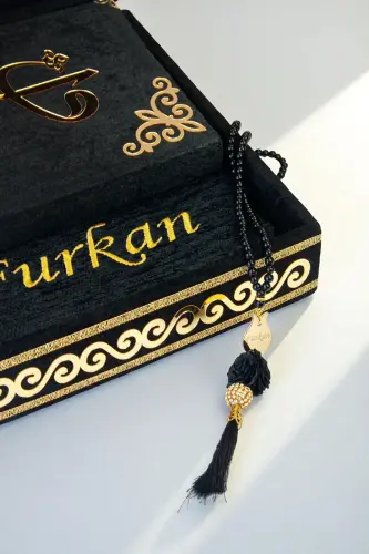 Sandıklı Kişiye Özel İsimli Seccade Seti - Hediyelik Kadife Kaplı Kuranı Kerim Seti - Siyah - 4