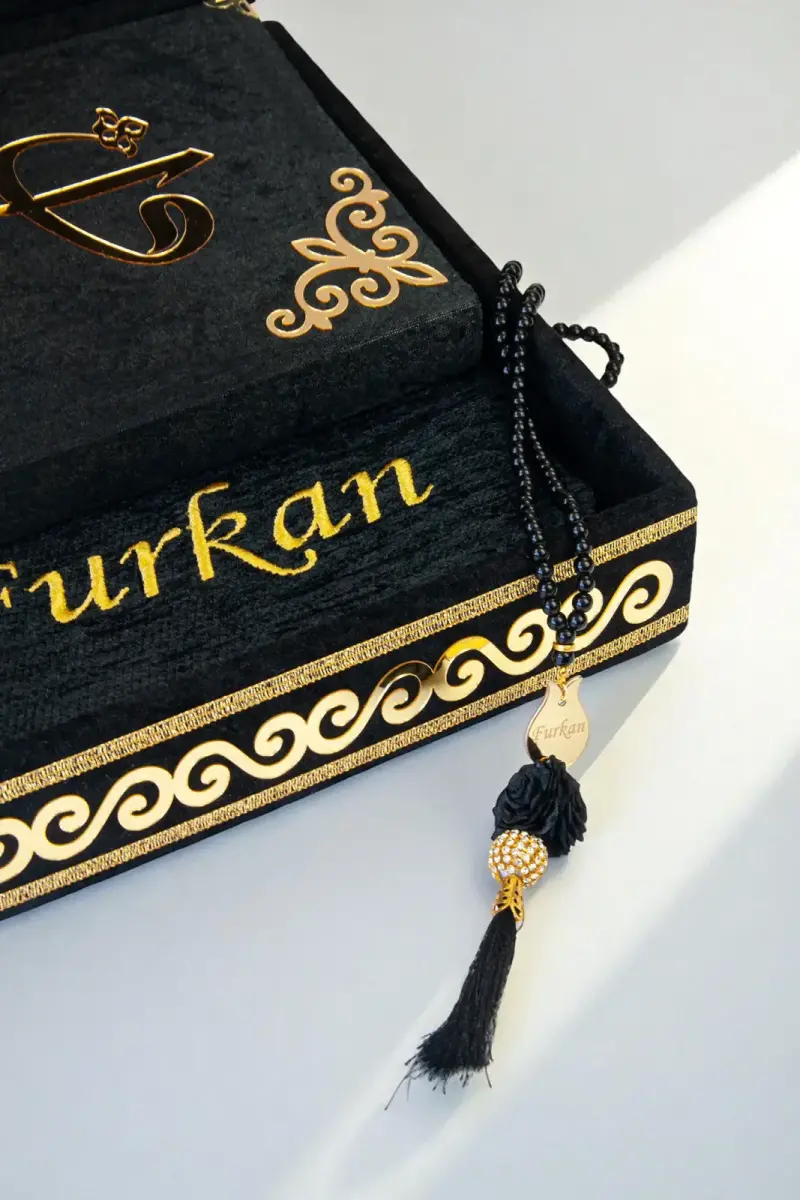 Sandıklı Kişiye Özel İsimli Seccade Seti - Hediyelik Kadife Kaplı Kuranı Kerim Seti - Siyah - 4
