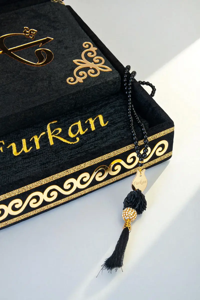 Sandıklı Kişiye Özel İsimli Seccade Seti - Hediyelik Kadife Kaplı Kuranı Kerim Seti - Siyah - 4