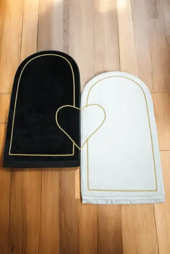 Sevgililer Gününe Özel Kalpli Çift Seccadesi - Süngerli Kadife Eşli Seccade Seti - Siyah Beyaz - 1