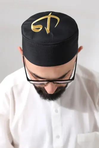 Siyah Kapitone Elif Vav Nakışlı Kalıp Namaz Takkesi 