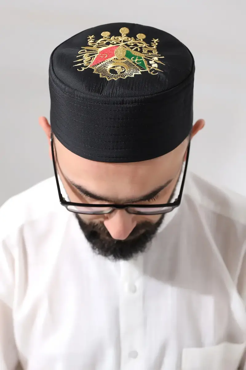 Siyah Kapitone Osmanlı Arma Nakışlı Kalıp Namaz Takkesi - 1