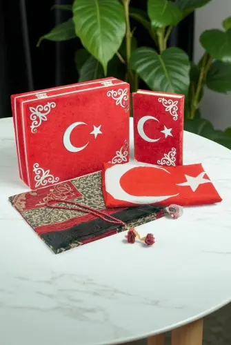 Türk Bayraklı Kuranı Kerim Hediyelik Set – Kadife Kutulu, Bayrak, Seccade ve Tesbih - 1