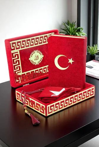 Türk Bayraklı Kuranı Kerim Hediyelik Set – Pleksi Süslemeli Kadife Kutu, Bayrak ve Tesbih - 1