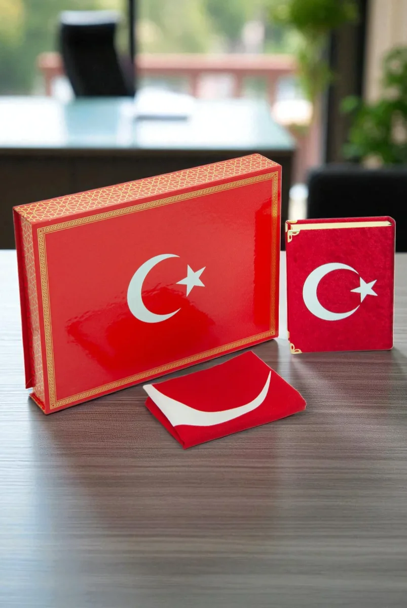 Türk Bayraklı Kutulu Ay Yıldızlı Kadife Kaplı Kuranı Kerim Türk Bayrağı Hediye Seti - 1
